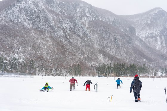 나리분지는 울릉도에서도 눈이 가장 많이 쌓이는 장소다. 나리분지를 찾은 여행자들이 설원 위에서 즐거운 한때를 보내고 있다.