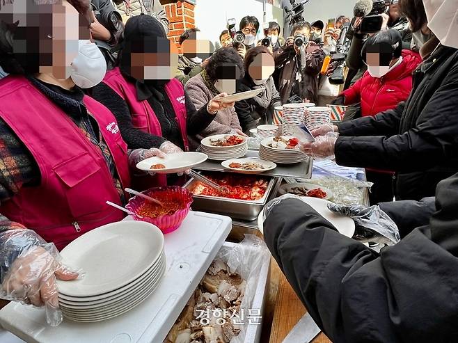 대구 이슬람사원 건립을 반대하는 주민들이 2일 사원 공사장 앞에서 돼지고기 수육과 소고기국밥을 배식하고 있다. 백경열 기자