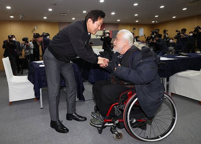 오세훈 서울시장과 박경석 전국장애인차별철폐연대 대표가 2일 오후 서울시청에서 면담한 후 악수를 하고 있다. 사진공동취재단