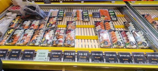 민영활어공장 부전시장점 매대 모습. ‘만원의 행복’ 민영초밥·부전초밥이 대표 메뉴이다.