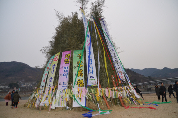 하동군은 5일 하동읍 섬진강 변을 비롯해 8개 읍·면 곳곳에서 달맞이 행사를 연다. 하동군 제공