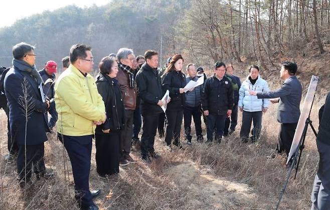 안동시의회 경제도시위원회가 도산면 온혜1리 돈사 허가 변경 관련 현장을 찾아 안동시 담당자로부터 추진 사항을 보고 받고 있다. (안동시의회 제공) 2023.02.02