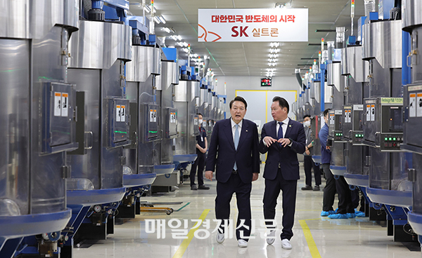 Yoon and Chey Tae-won, the Chairman of SK Inc., at the SK siltron semiconductor chip wafer supplier in Gumi, Gyeongbuk [Photo by Lee Seung-hwan]