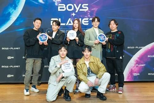 김신영 PD, 임한별, 솔지, 이석훈, 고정경 PD, 최영준, 백구영이 ‘보이즈 플래닛’ 온라인 제작발표회에 참석했다. 사진=엠넷