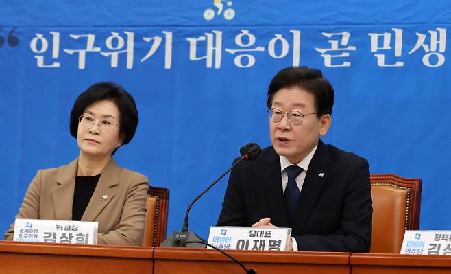 이재명 더불어민주당 대표가 초저출생 문제에 대해 "근본원인은 미래에 대한 절망"이라며 대책 마련을 촉구했다. 사진은 2일 서울 여의도 국회에서열린 초저출생·인구위기대책위원회 출범식에 참석한 이 대표(오른쪽)와 김상희 민주당 의원. /사진=뉴시스