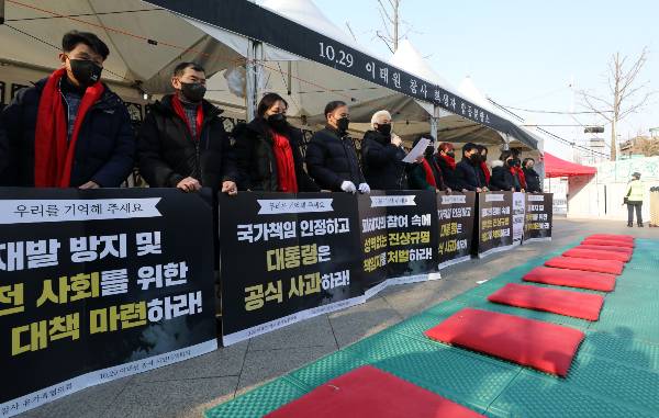 더불어민주당이 서울시가 이태원 참사 100일 추모제를 위한 광화문광장 사용 불가 통보를 한 것에 대해 반발했다. 사진은 지난달 31일 서울 용산구 녹사평역 인근에 마련된 희생자 합동 분향소 앞에서 대통령에 보내는 성명을 발표하는 이태원 참사 유가족협의회와 시민대책회의. /사진=뉴스1