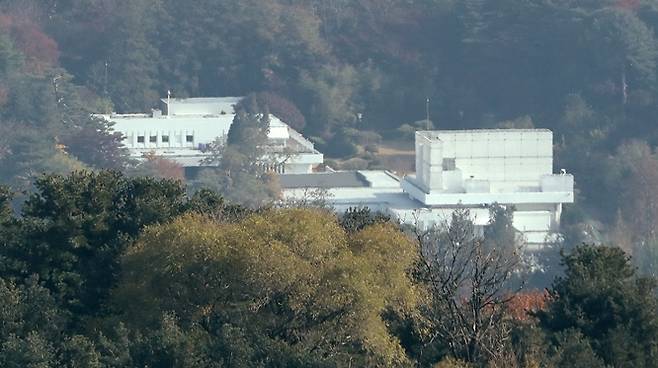 대통령실은 역술인 천공이 한남동 대통령 관저 물색 과정에 개입했다고 주장한 부승찬 전 국방부 대변인에 대해 고발을 검토하는 것으로 2일 알려졌다. 사진은 서울 용산구 한남동 대통령 관저. /사진=뉴스1