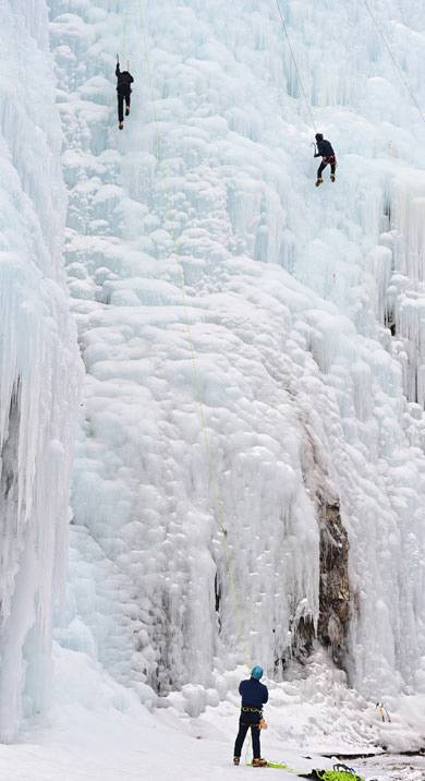 완주 병풍바위에 조성한 거대한 인공 빙벽에서 산악회원들이 훈련하고 있다.