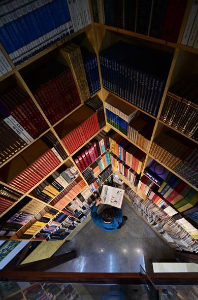 삼례책마을 북하우스 헌책방에서는 추억을 뒤지듯 오래된 책을 뒤져보는 재미가 있다.