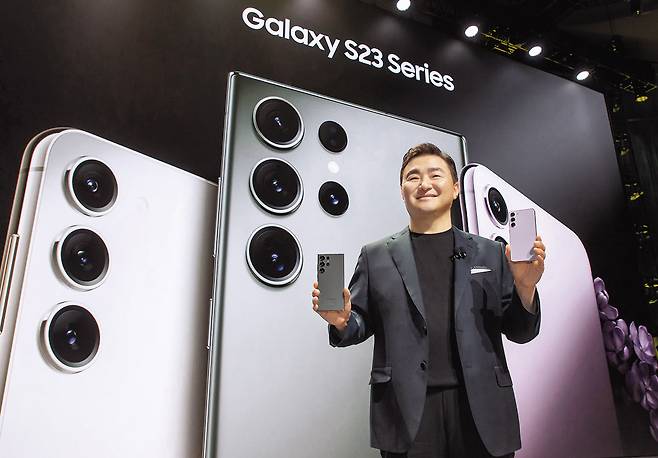 1일(현지시간) 미국 캘리포니아 샌프란시스코에서 열린 ‘삼성전자 갤럭시 언팩 2023’에서 노태문 삼성전자 MX사업부장(사장)이 갤럭시S23 시리즈를 소개하고 있다. [삼성전자 제공]