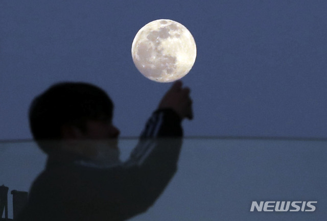 [서울=뉴시스] 최동준 기자 = 정월대보름인 8일 서울 하늘에 보름달이 떠 있다. 2020.02.08. photocdj@newsis.com