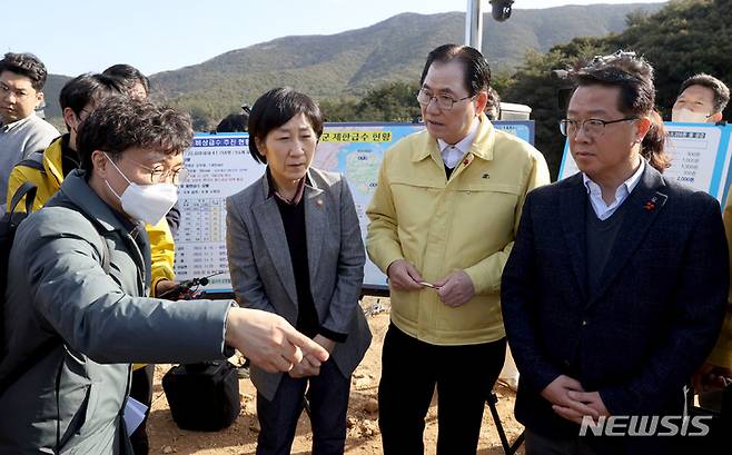 [완도=뉴시스] 이창우 기자=한화진 환경부장관과 문금주 전남도 행정부지사가 지난달 11일 완도군 보길도 지하수저류댐 시험가동, 해수담수화 선박 운영 현장을 방문해 관계자로 부터 현황을 청취하고 있다. (사진=전남도 제공) 2023.01.11. photo@newsis.com