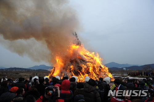 【대구=뉴시스】정월대보름 행사에서 달집이 타고 있다. 뉴시스DB. 2023.02.02. photo@newsis.com