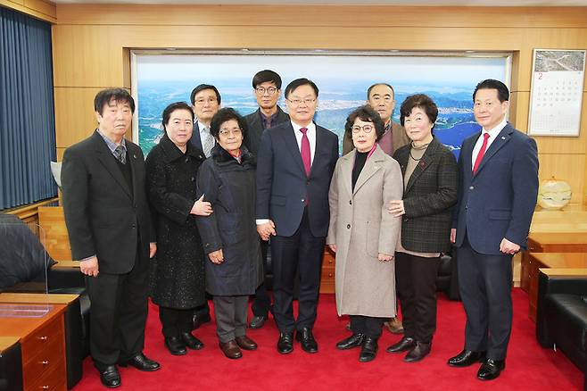 [창원=뉴시스] 강경국 기자 = 홍남표 경남 창원특례시장이 2일 창원·마산·진해 등 창원지역 보훈단체(상이군경회, 전몰군경미망인회, 전몰군경유족회) 단체장을 초청해 간담회를 갖고 있다. (사진=창원시청 제공). 2023.02.02. photo@newsis.com *재판매 및 DB 금지