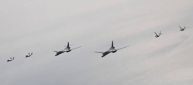 국방부는 한미 공군이 1일 서해 상공에서 우리 측의 F-35A 전투기와 미측의 B-1B 전략폭격기 및 F-22·F-35B 전투기 등이 참여한 가운데 연합공중훈련을 시행했다고 밝혔다. 연합뉴스