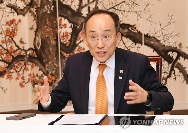 추경호 부총리 겸 기획재정부 장관이 31일 오후 서울 종로구 정부서울청사에서 기타 고피나스 IMF(국제통화기금) 수석부총재와 면담하고 있다. 기획재정부 제공.