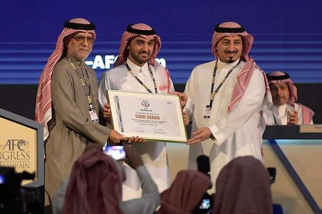 살만 빈 에브라힘 알 칼리파 AFC 회장이 1일 열린 바레인 마나마에서 열린 AFC 총회에서 아시안컵 개최 확정을 발표하고 있다. 마나마=AFP연합뉴스