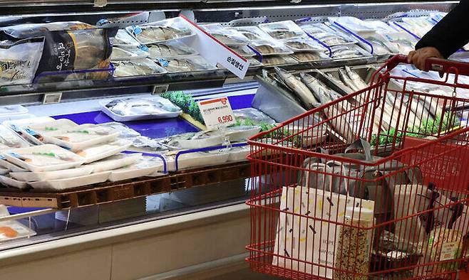 서울 한 대형마트의 수산물 매대. 연합뉴스