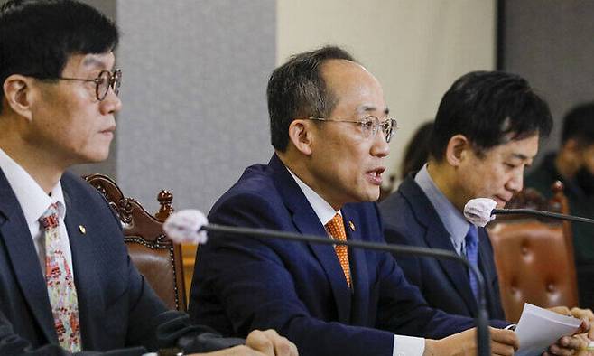 추경호 경제부총리 겸 기획재정부장관이 2일 오전 서울 중구 은행회관에서 열린 비상거시경제금융회의에서 모두발언을 하고 있다. 뉴스1