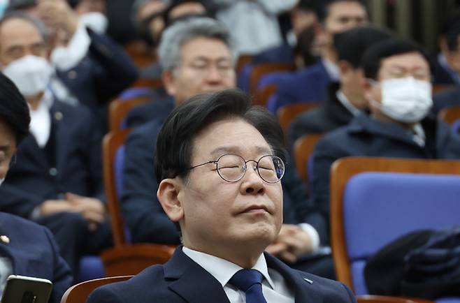 더불어민주당 이재명 대표가 2일 오후 국회에서 열린 의원총회에서 눈을 감은 채 박홍근 원내대표의 발언을 경청하고 있다.&nbsp; &nbsp; 연합뉴스