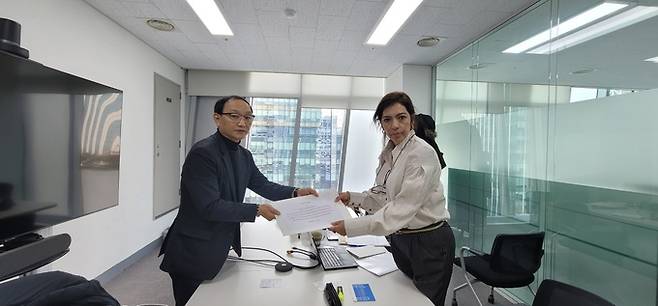 북한에 억류된 김정욱 선교사의 친형 김정삼씨(왼쪽)가 엘리자베스 살몬 유엔 북한인권 특별보고관에게 억류자 문제에 대한 유엔 차원의 조치를 요청하는 편지를 전달하고 있다. 김정삼씨 제공.&nbsp;