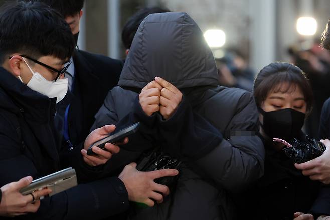 공금 115억원을 횡령한 강동구청 공무원 김아무개씨가 2022년 2월3일 오전 서울 광진경찰서 유치장에서 나와 검찰로 송치되고 있다. ⓒ 연합뉴스