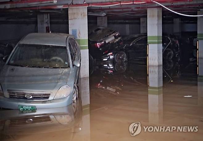 포항 지하주차장 (포항=연합뉴스 자료사진) 박세진 기자 = 2022년 9월 9일 경북 포항 남구 아파트 지하주차장에 들어찬 물이 침수 사고 나흘째에도 완전히 빠지지 않고 있다. 2022.9.9 psjpsj@yna.co.kr