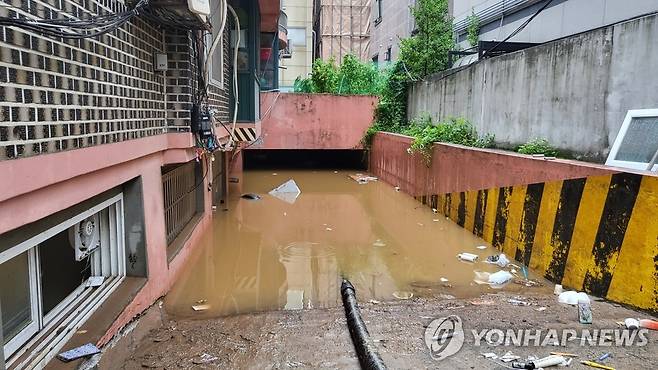 관악구서 침수로 고립된 일가족 3명 참변 (서울=연합뉴스) 설하은 기자 = 지난 8일 오후 9시 7분께 서울 관악구 부근 한 빌라 반지하에 폭우로 침수된 일가족 3명이 갇혀 신고했지만 결국 사망했다. 
    주민들에 따르면 사고가 난 빌라 바로 앞 싱크홀이 발생해 물이 급격하게 흘러들었고, 일가족이 고립돼 구조되지 못했다. 사진은 침수된 빌라 배수작업. 2022.8.9 soruha@yna.co.kr