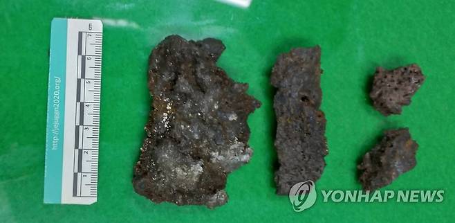 자연유산 만장굴에서 낙석 (제주=연합뉴스) 세계자연유산인 용암동굴 '만장굴'이 낙석 현상으로 27일부터 잠정 폐쇄됐다. 사진은 굴 내부에서 떨어진 낙석들. [제주도 세계자연유산본부 제공. 재판매 및 DB금지] koss@yna.co.kr