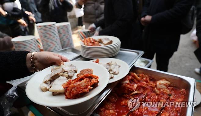 이슬람 사원 공사장 앞에서 돼지수육 (대구=연합뉴스) 황수빈 기자 = 2일 오후 대구 북구 대현동 이슬람 사원 공사장 앞에서 사원 건립을 반대하는 주민들이 돼지고기 수육과 소고기국밥을 먹는 행사를 열고 있다. 2023.2.2 hsb@yna.co.kr