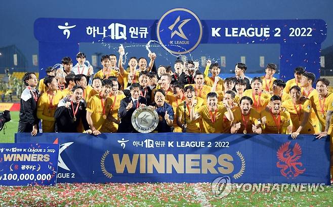 광주FC, 프로축구 K리그2 '우승' (광주=연합뉴스) 9일 오후 광주축구전용경기장에서 열린 광주FC 홈 폐막전이 끝나고 선수, 코치진, 구단 관계들이 강기정 광주시장과 함께 우승 세레머니를 하고 있다. 2022.10.9 [광주시청 제공. 재판매 및 DB 금지] pch80@yna.co.kr