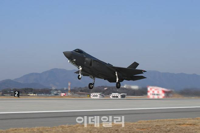 대한민국 공군의 F-35A 스텔스 전투기가 3일 한미 연합공중훈련 참가를 위해 청주기지를 이륙하고 있다. (사진=공군)