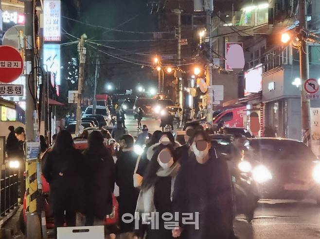 3일 4호선 삼각지역과 신용산역 사이 ‘용리단길’에 불금을 즐기는 사람들이 거리를 거닐고 있다.(사진=조민정 기자)