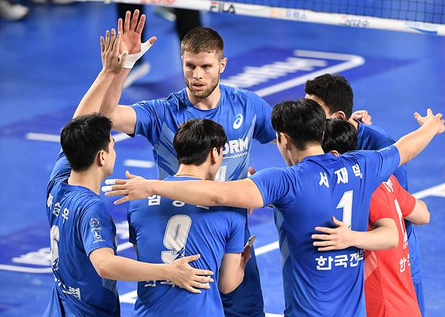 남자배구 한국전력이 선두 대한항공을 꺾고 '봄배구' 진출 희망을 키웠다. (한국배구연맹 KOVO 제공)