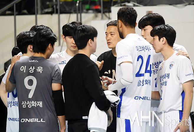 경기 중 작전지시를 내리고 있는 삼성화재 김상우 감독(가운데)ⓒMHN스포츠 이지숙 기자