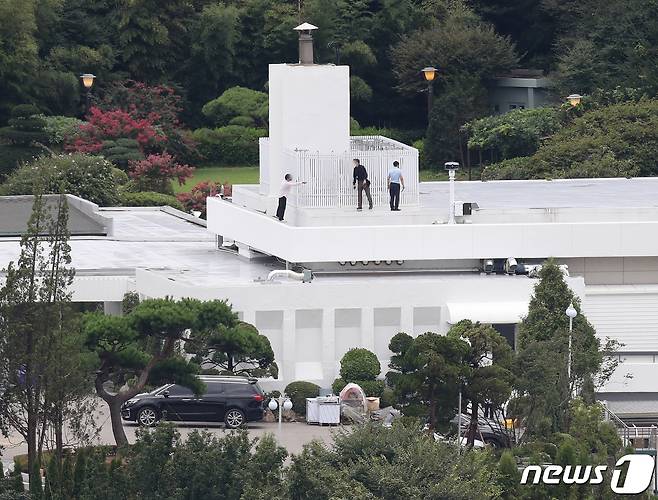 31일 오후 서울 남산에서 윤석열 대통령과 김건희 여사가 입주할 예정인 서울 용산구 한남동 대통령 관저 막바지 준비 모습이 보이고 있다. 당초 윤 대통령은 다음달 1일부터 한남동 관저에서 출근을 할 계획이었지만, 일부 준비 작업 등으로 미뤄졌다. 여권 소식통에 따르면 4일 전후로 입주 절차가 마무리될 계획이다. 한편 국방부는 31일 0시를 기해 대통령 관저가 있는 한남동 일대(13만6603.8㎡)를 '군사시설 보호구역(제한보호구역)'으로 지정 고시하면서 "원활한 경계·경호 작전 수행＂을 그 사유로 들었다. 2022.8.31/뉴스1 ⓒ News1 이성철 기자