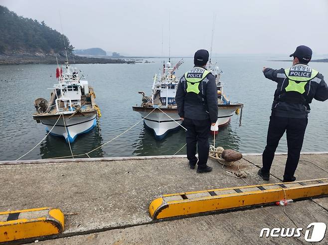 태안해경 경찰관들이 위험지역 순찰을 강화하고 있다. (태안해경 제공) /뉴스1