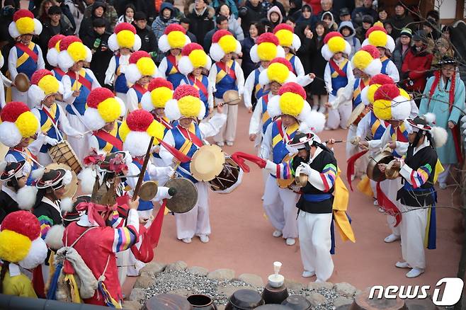 문화재청 국립무형유산원은 4일 '입춘'을 맞아 서울과 광주, 전북, 부산에서 국가유형문화재 공개행사를 개최한다고 3일 밝혔다. 사진은 임실필봉농악(국립무형유산원 제공)2023.2.3/뉴스1