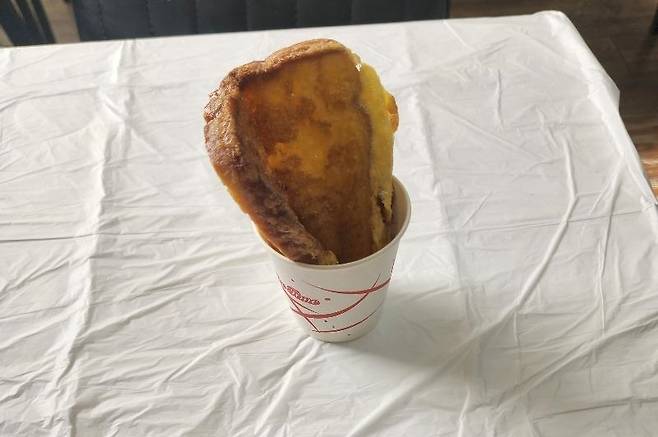 뷔페 사장이 서비스로 준 계란 식빵. ('보배드림' 갈무리)