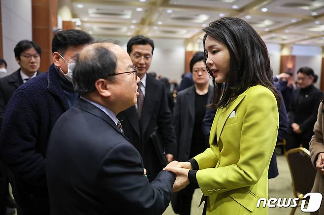 김건희 여사가 3일 오후 서울 용산구 백범김구기념관에서 열린 제3회 한국수어의 날 기념식에서 참석자들과 인사하고 있다. (대통령실 제공) 2023.2.3/뉴스1 ⓒ News1 오대일 기자