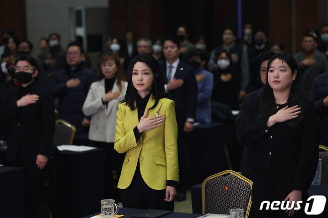 김건희 여사가 3일 오후 서울 용산구 백범김구기념관에서 열린 제3회 한국수어의 날 기념식에서 국민의례를 하고 있다. (대통령실 제공) 2023.2.3/뉴스1 ⓒ News1 오대일 기자