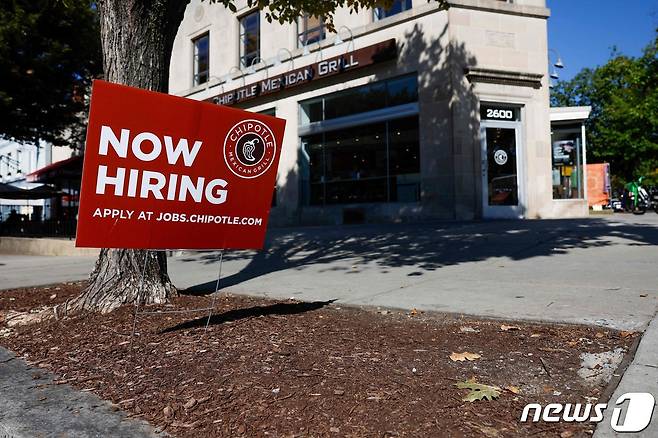 지난 2022년 10월7일(현지시간) 미 워싱턴DC의 한 레스토랑 앞에  "지금 고용 중＂이라는 표지판이 세워져 있다.  2022.12.02/뉴스1 ⓒ AFP=뉴스1 ⓒ News1 김민수 기자