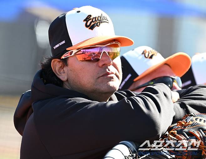 한화 이글스가 3일(한국시간) 미국 애리조나 메사에 위치한 벨 뱅크 파크에서 훈련했다. 수베로 감독이 훈련을 지켜보고 있다. 애리조나 (미국)=정재근 기자 cjg@sportschosun.com/2023.2.3/