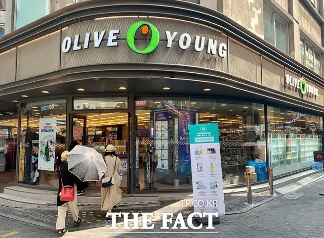 CJ올리브영이 상품기획 부문 직원들에게 연봉의 80~160%를 성과급으로 지급했다. /더팩트 DB