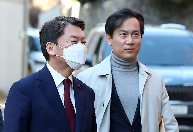 국민의힘 당권주자인 안철수 의원과 김영우 경선 캠프 선대위원장이 20일 오후 서울 강남구 이명박 전 대통령 사저로 들어서고 있다./뉴시스