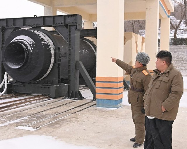 김정은 북한 국무위원장(오른쪽)이 지난해 12월 15일 평안북도 동창리 서해위성발사장을 찾아 새로 개발한 대출력 고체연료 
로켓엔진을 살펴보고 있다. 북한이 곧 고체연료 엔진을 장착한 대륙간탄도미사일(ICBM) 도발에 나설 수 있다는 관측이 나온다. 
AP 뉴시스