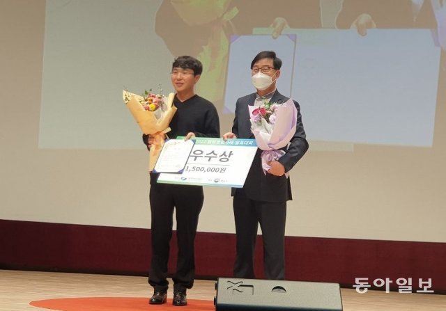 지난해 11월 통일부 주최 정착사례 발표 대회에서 강해룡 씨(왼쪽)가 정인성 남북하나재단 이사장으로부터 우수상을 받았다.