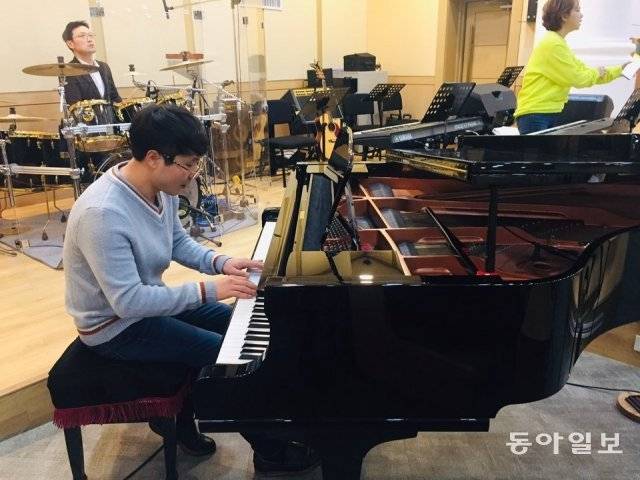 강해룡 씨가 교회에서 피아노를 연주하는 모습. 어렸을 때 아코디언을 했던 경험이 있어 한국에 와서 피아노 연주도 열심히 배웠다.