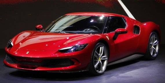 페라리 V6 플러그인 하이브리드(PHEV) 스포츠카 '296 GTB'. 페라리 로드카 역사상 최초로 6기통 엔진을 탑재한 후륜구동 기반이며, 최고출력은 830마력이다. 뉴시스