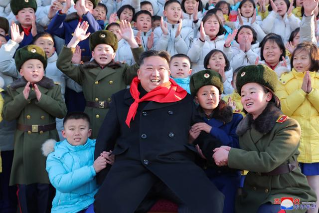 김정은 북한 국무위원장이 지난 1일 조선소년단 제9차 대회 대표들과 기념사진을 촬영하고 있는 모습. 평양=조선중앙통신 연합뉴스
